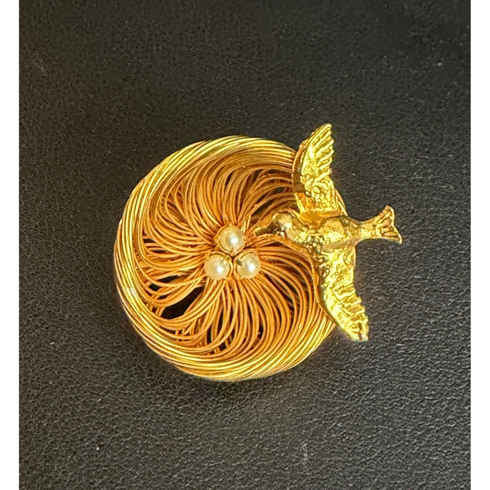 Vintage Bird Nest Brooch Wire Wrap Figural Pin Faux Pearl Eggs Gold Tone